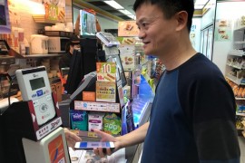 网友在港偶遇马云，香港偶遇马云用支付宝买报纸 网友：想知道余额是多少
