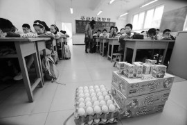 陕西蛋奶工程遇尴尬：小学生吃腻煮鸡蛋偷着扔