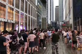 深圳楼市太疯狂：千万富翁排队淋雨，中签就能赚几百万