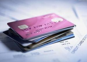 男子疑持信用卡过多被辞退 律师：合法合规 信用卡 第1张